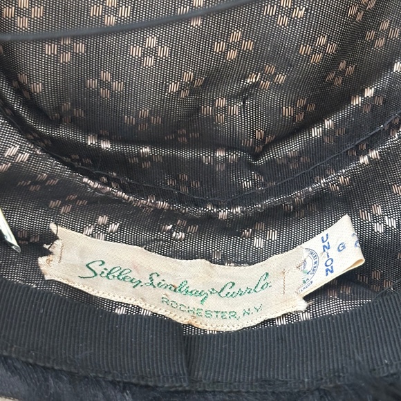 OUTSTANDING 1950's BLACK FELT PILLBOX - VELVETY LEAVES, VEILING & LARGE FEATHER - Picture 14 of 14